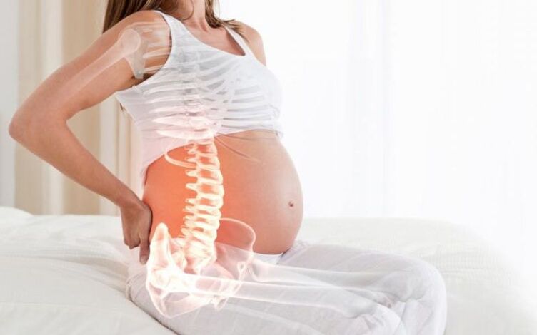 Les femmes enceintes ressentent des douleurs dans la colonne vertébrale entre les omoplates en raison d'une charge accrue sur les muscles du dos. 