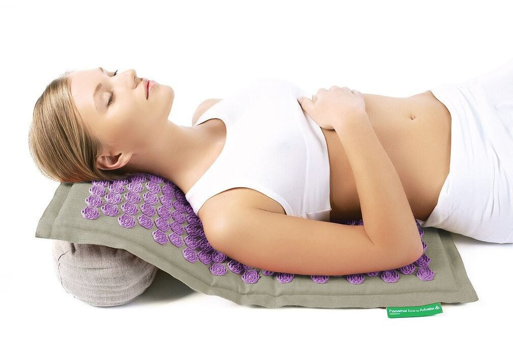 L'applicateur à aiguille aidera à lutter contre l'ostéochondrose de la colonne cervicale